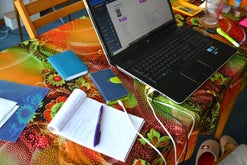 Papier, stylo et ordinateur