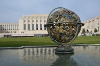 Boule artistique sur l'eau devant les Nations-Unies