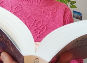 Personne qui lit un livre