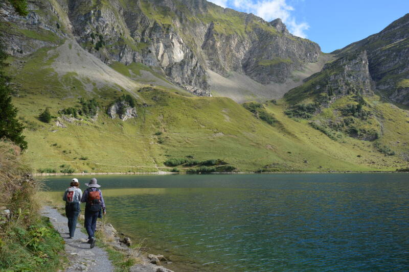 Deux promeneurs au bord d'un lac de montagne