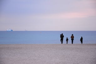Femille regardant la mer et un bateau