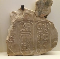 Pierre avec hiéroglyphes