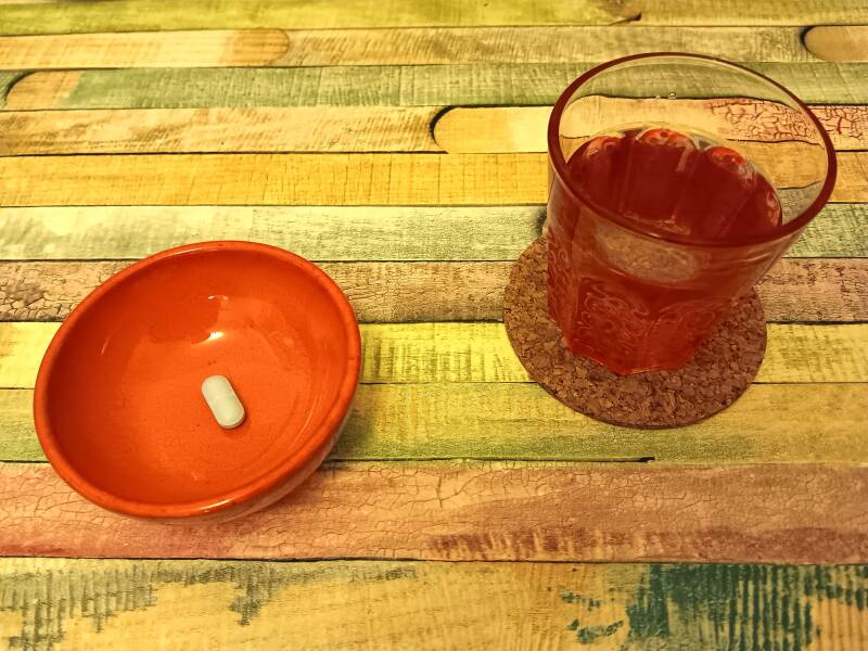 Médicament et verre d'eau