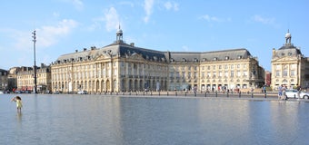 Etendue d'eau et bâtiments anciens