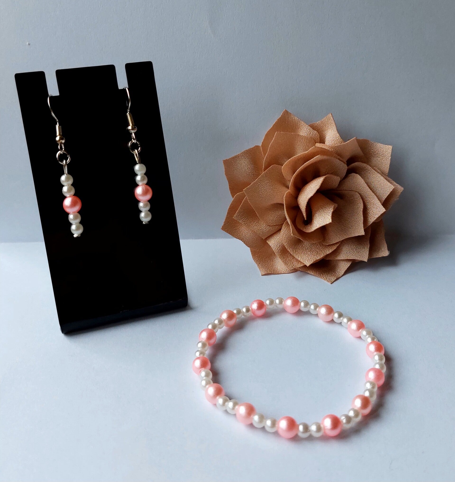 Handgefertigtes Schmuckset aus Perlen – Ohrringe & Armband