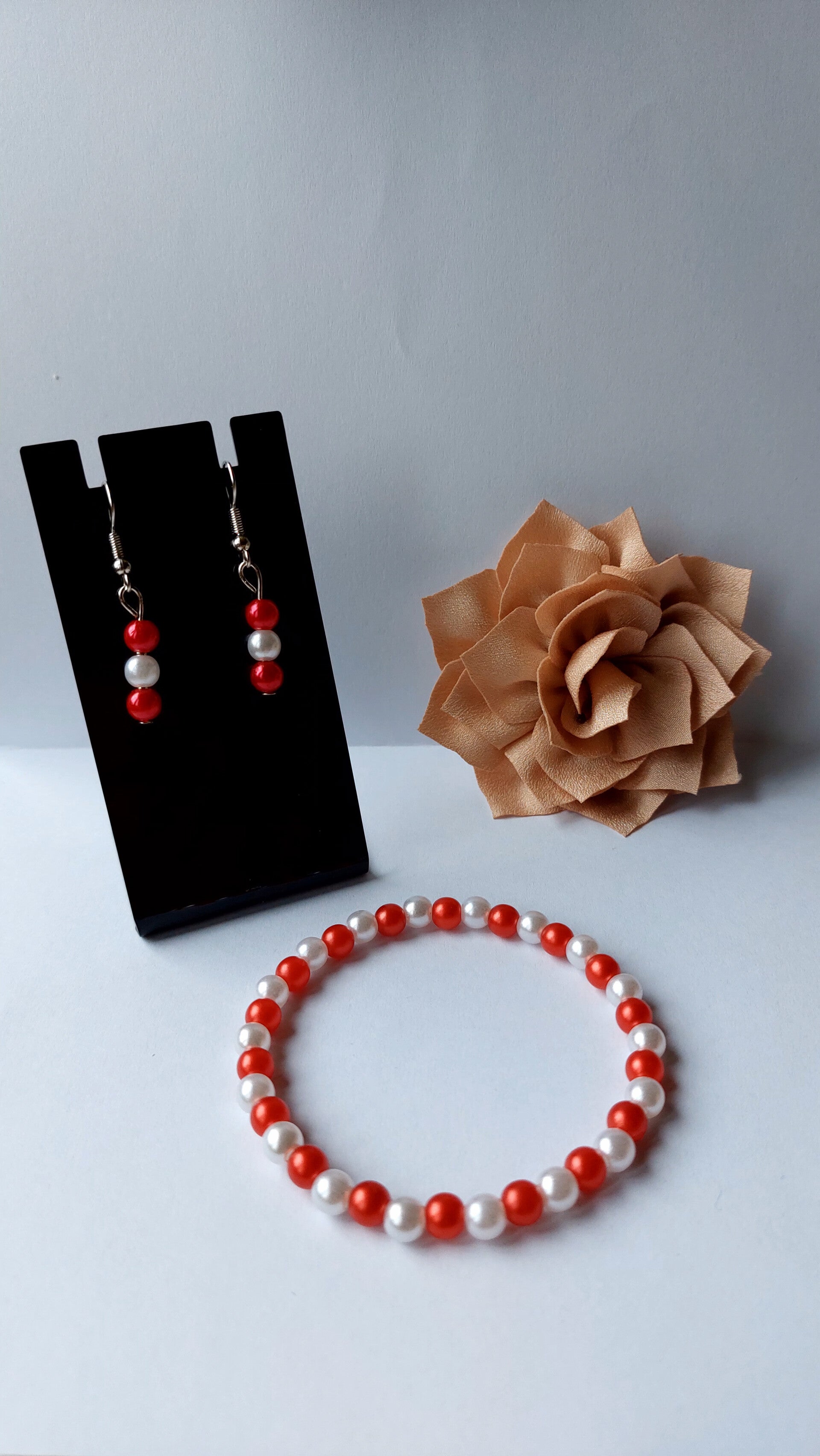 Handgefertigtes Schmuckset aus Perlen – Ohrringe & Armband