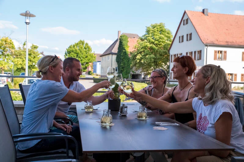 002gasthof-terrasse-gast-essen-standard.jpg