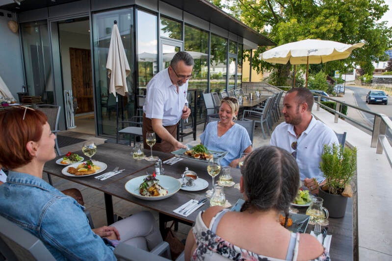 010gasthof-terrasse-gast-essen-standard.jpg