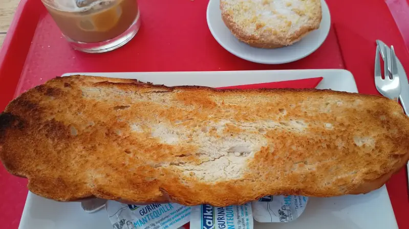 Tostada de pan artesano inglés y tartaleta de manzana con ruibarbo