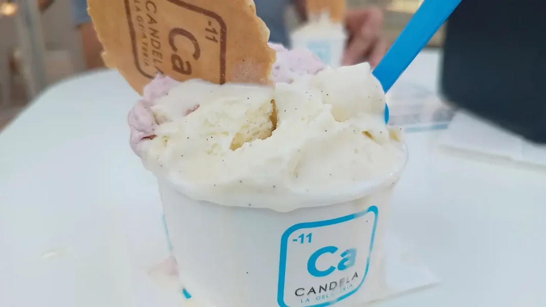 Imagen de un helado de vainilla y fresa de Candela Gelateria