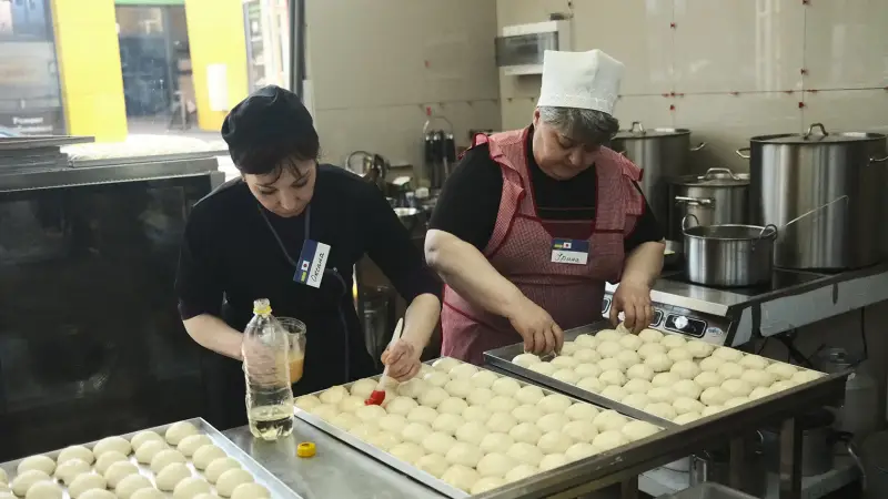 dos empleadas japonesas trabajando en una panadería