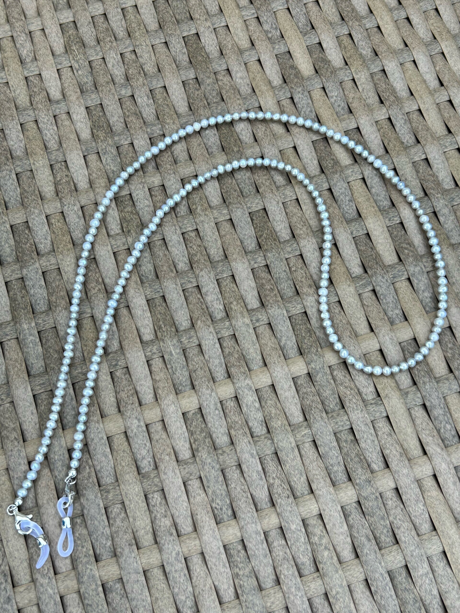 Brillenkette - Süsswasserperle grau (B006)