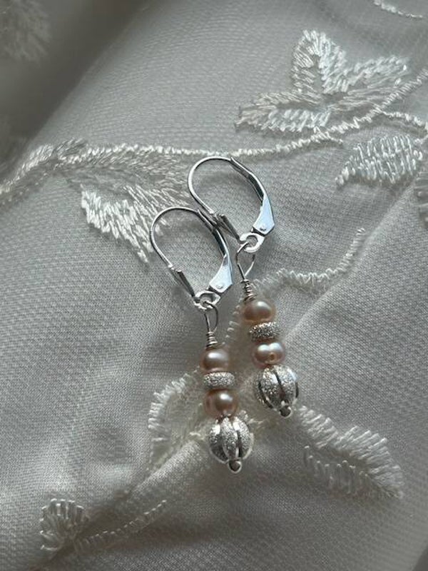 Ohrringe "Braut-Schmuck" - Süsswasserperle flieder 4mm (O586)