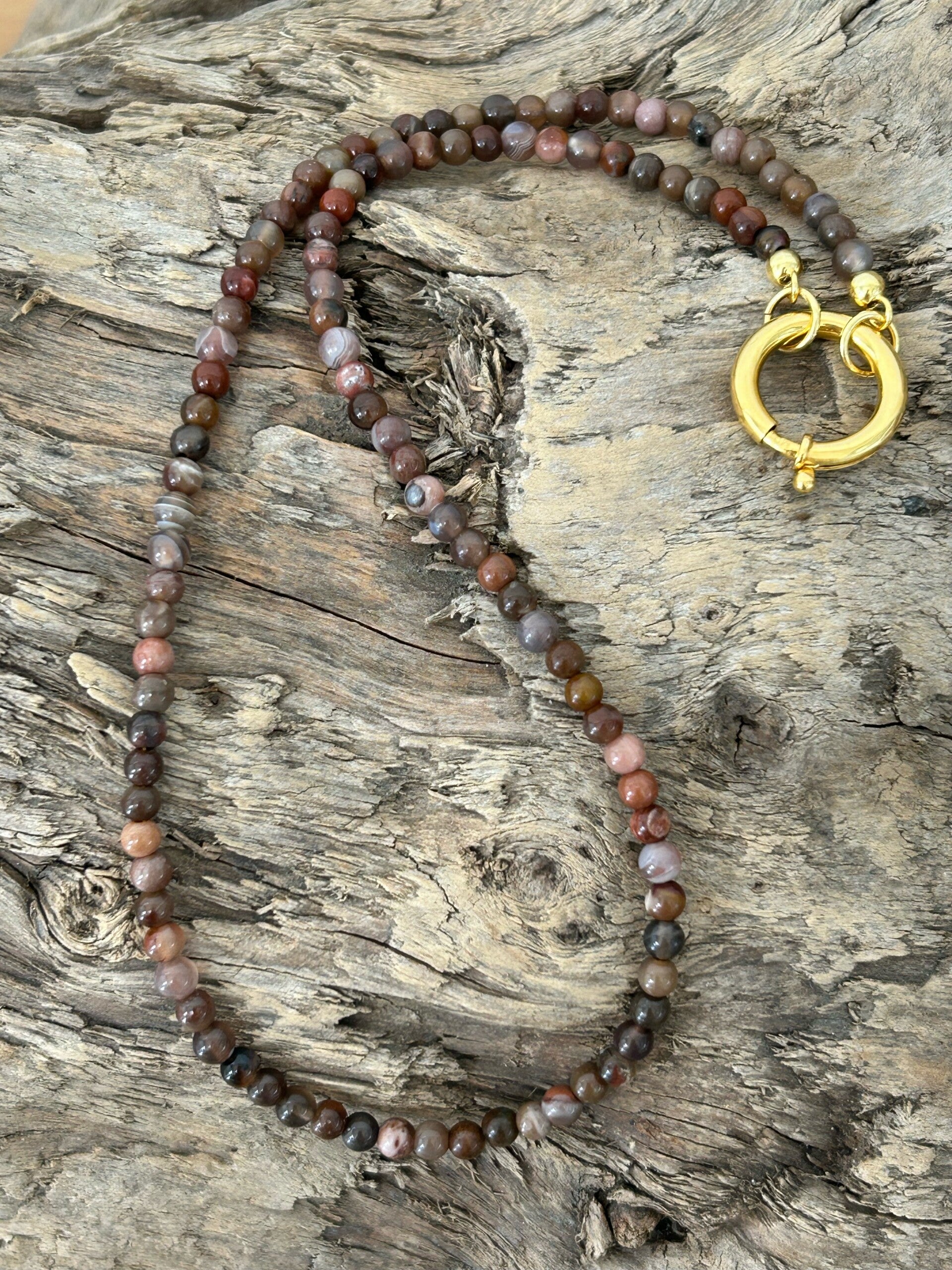 Halskette - Sportliche Eleganz mit dekorativem Verschluss (H295)