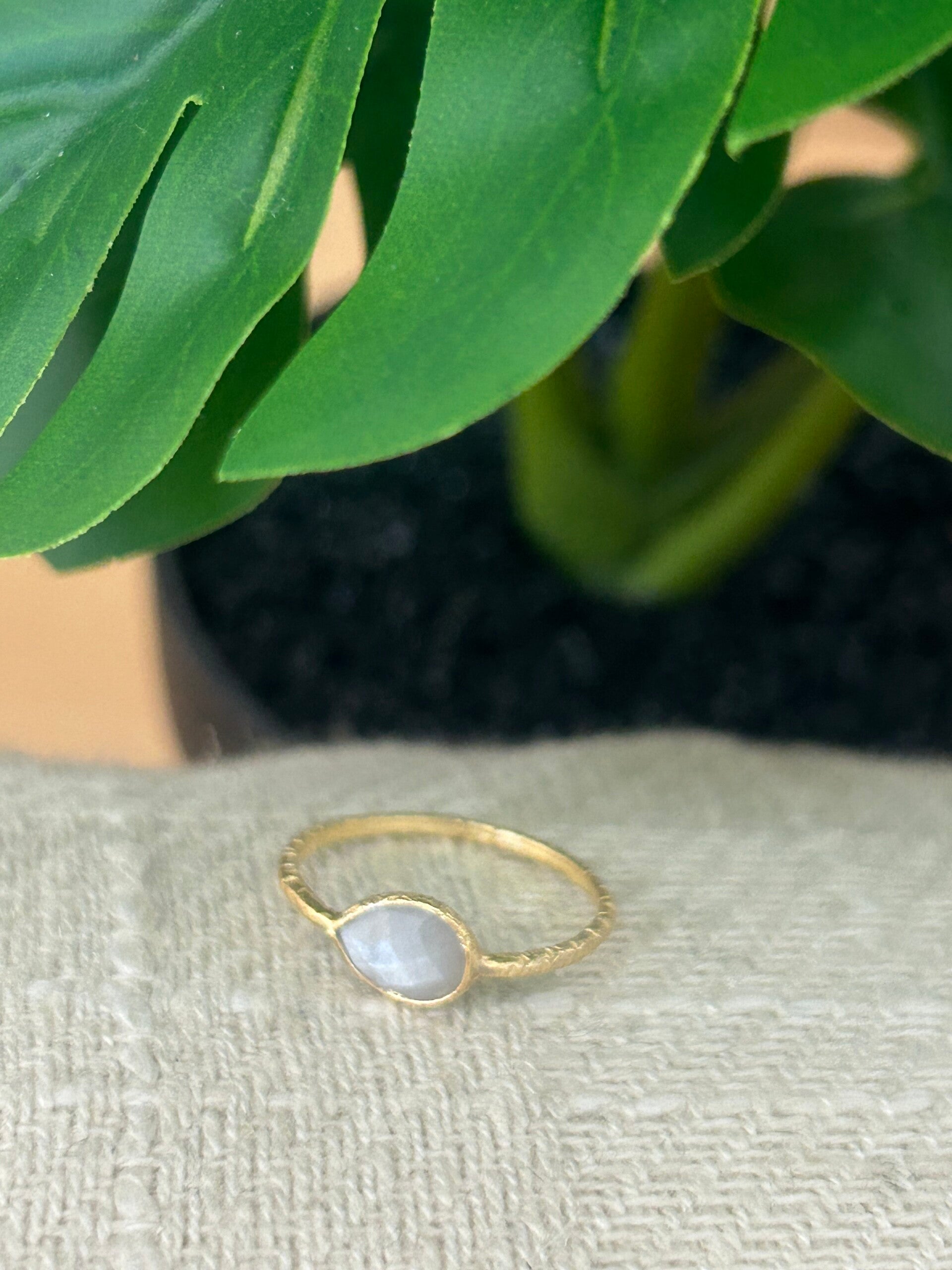 Fingerring - Mondstein grau Tropfen (R089)