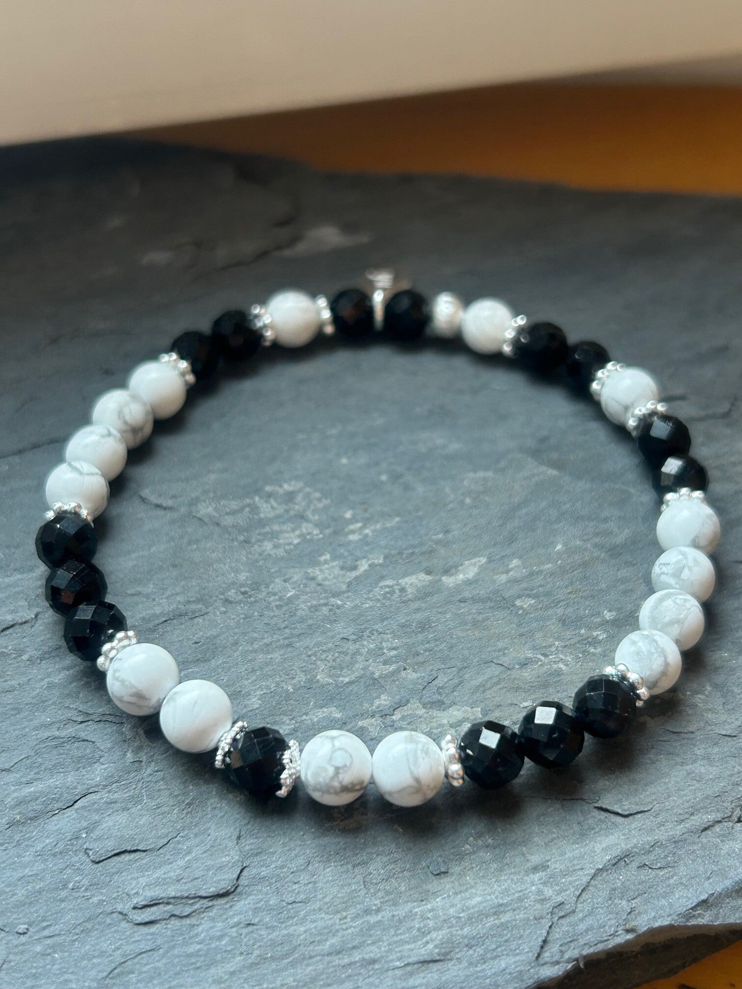 Armband - Magnesit & Turmalin Schörl (A724)