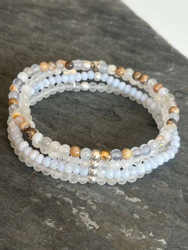 Armband (4-fach mit Verbinder) - Chalcedon blau, Bergkristall & Labradorit weiss (A858)