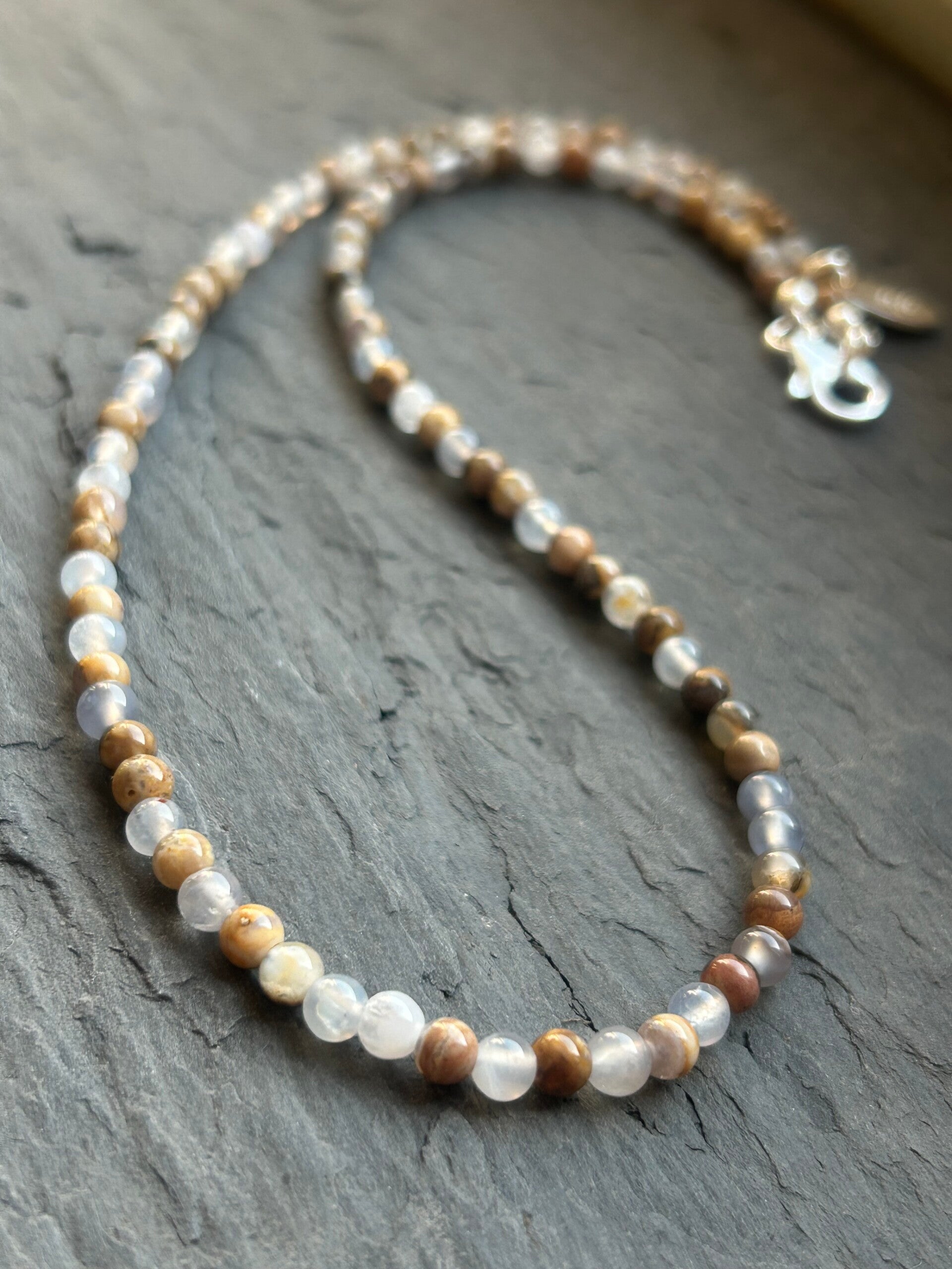 Halskette - Chalcedon blau mit Muttergestein AAA-Qualität (H530)