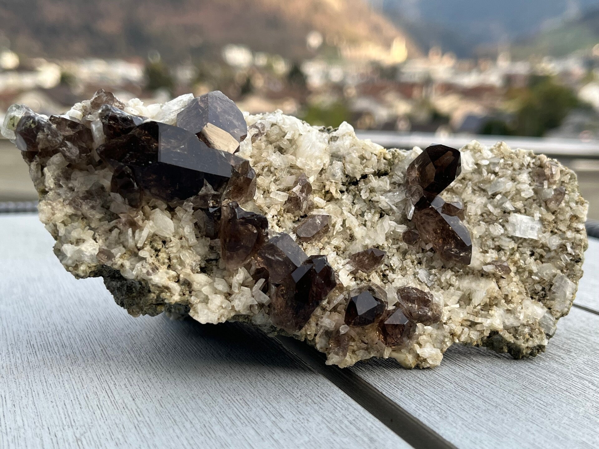 Rauchquarz-Spitzen auf Granit - Schweiz (D031)