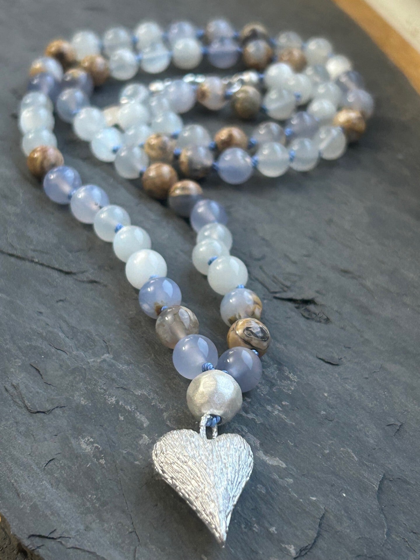 Halskette - Chalcedon azurblau mit Muttergestein & Mondstein (H559)