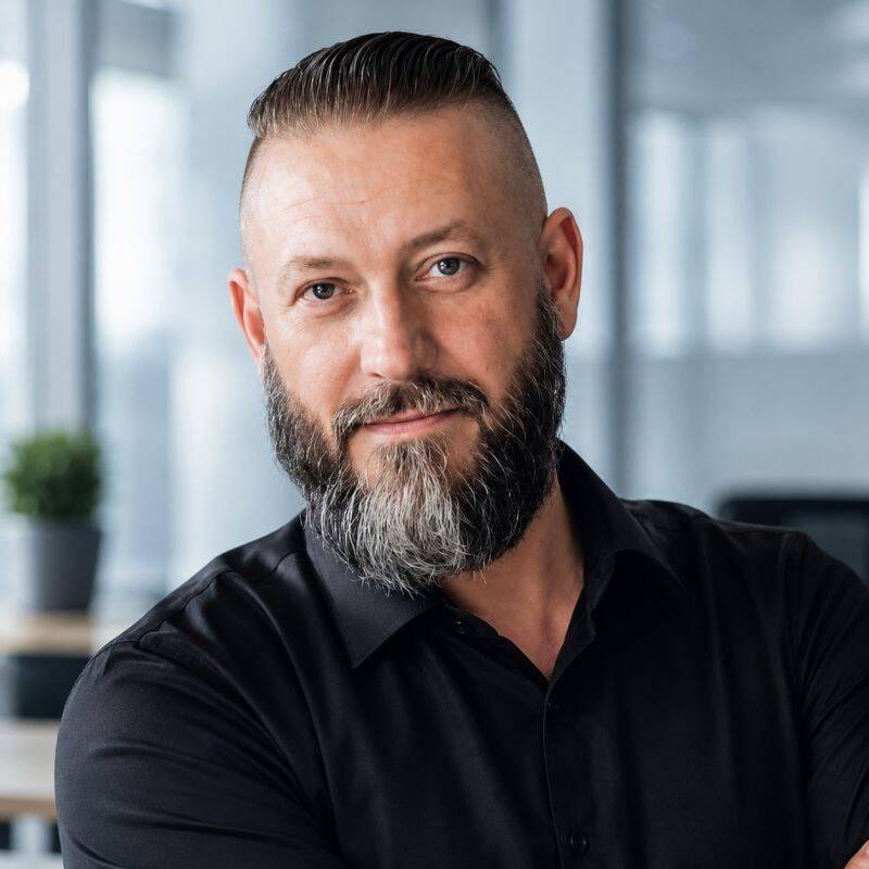 Porträtfoto eines Experten für Unternehmenswachstum und Neukundengewinnung.