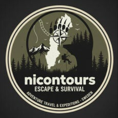 Rundes Logo von Nicontours Escape & Survival mit Grafik einer Outdoor-Landschaft und Kompass als Symbol für Abenteuerreisen und Expeditionen in Schweden.