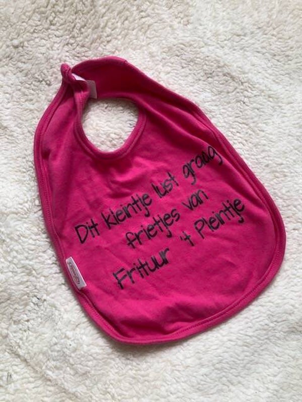 Slabbetje "Dit kleintje lust frietjes van Frituur 't Pleintje"