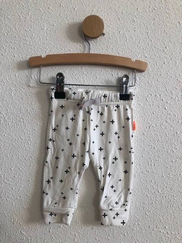 Broekje met kruisjes