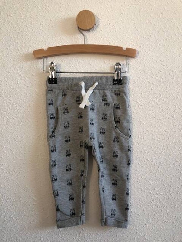 Broekje met konijnen