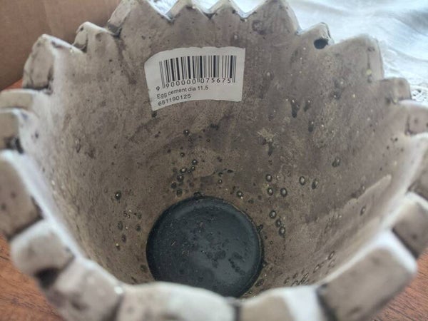 Mooie gekartelde stenen schaal