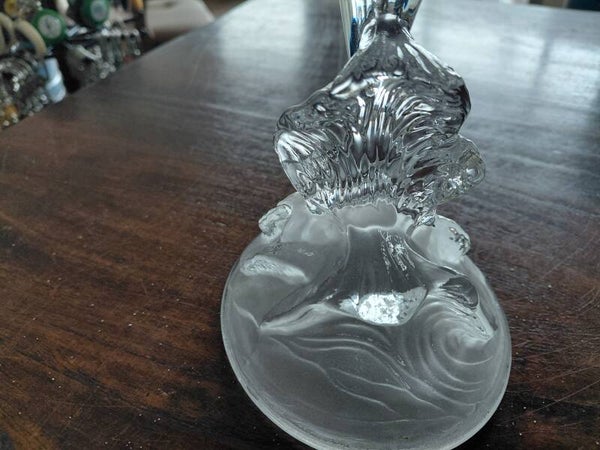 Massief glazen dolfijn op massief glazem voet