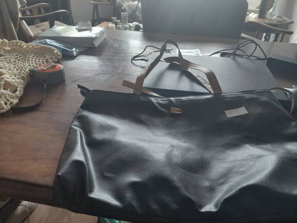 Zwarte handtas met bij behorende portomonnee er in