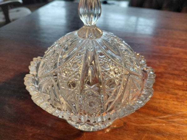Bewerkte kristallen schaal met deksel