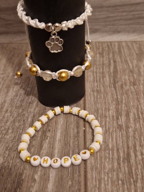 ✨ Makramee-Armband mit gefrosteten Perlen & goldenen Akzenten – handgeknüpft & verstellbar
