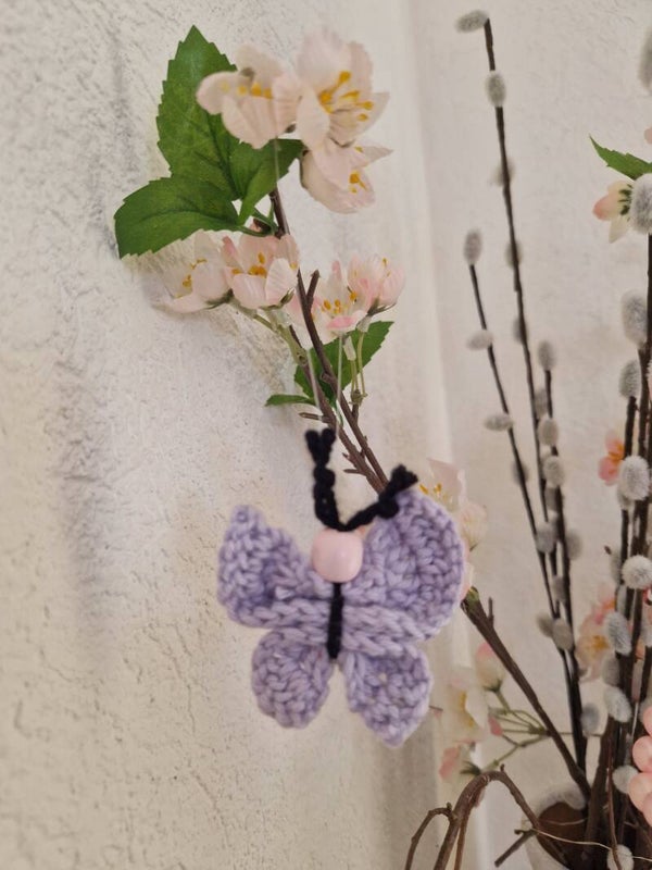Frühlingshafte Dekoidee: Gehäkelter Schmetterling mit Holzperle als Kopf