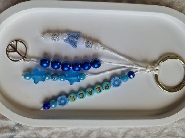 Handgemachter Schlüsselanhänger / Taschenbaumler – „PEACE“ – Blau