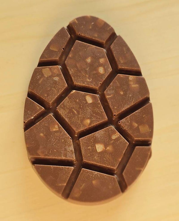 Grote paasei met fudge blokjes melk