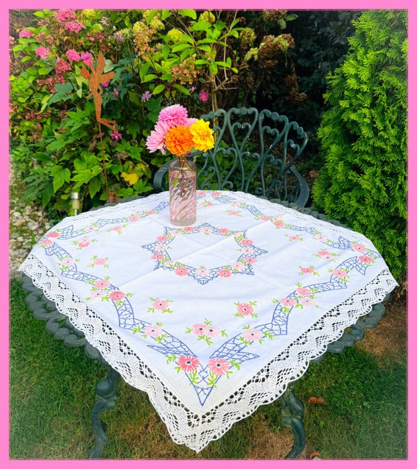 Brocant geborduurd tafelkleedje tafellaken high tea servies