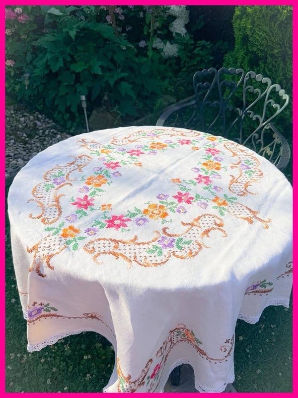 Brocante geborduurd tafelkleed tafellaken met kanten randje bloemen
