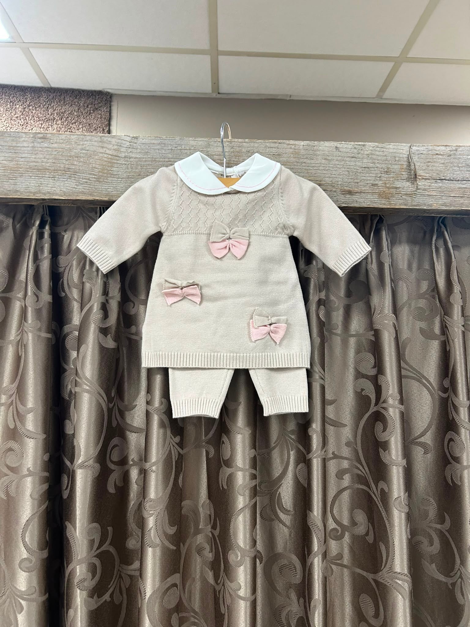 Baby pak met strikjes beige