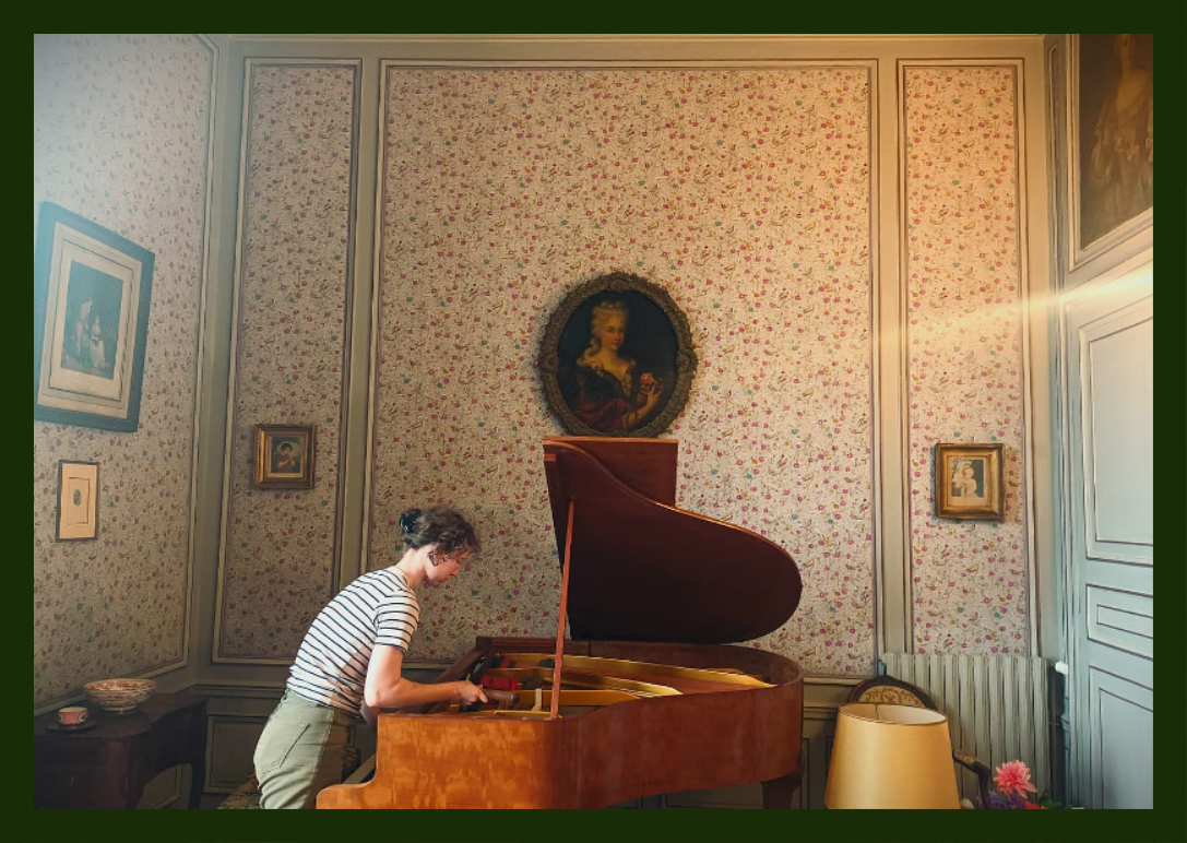 Juliette Belliard accordant un piano à queue Pleyel 3bis - accord vente piano DIjon