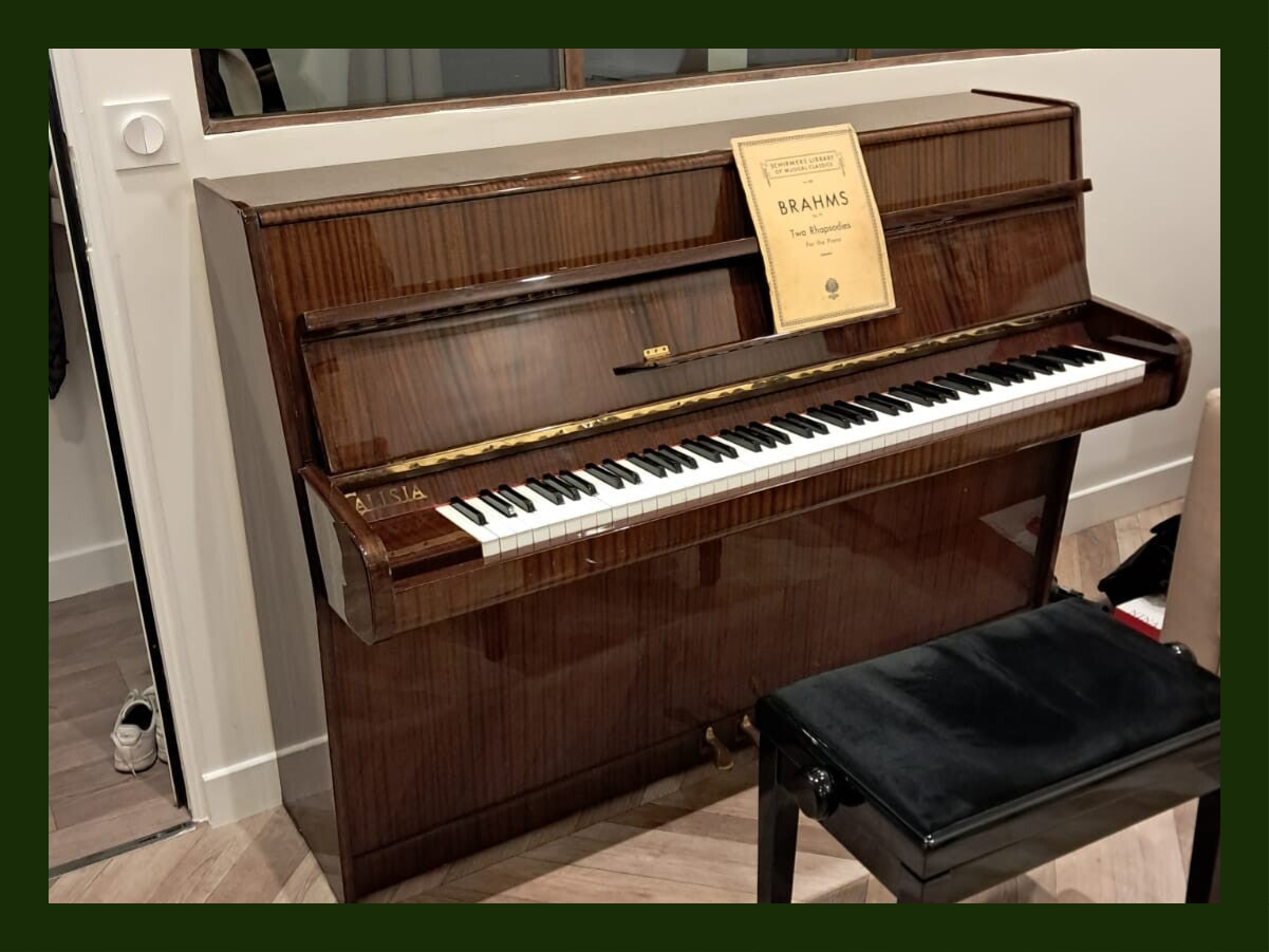 Piano droit Calisia en vente, location - accord vente piano Dijon Chalon sur Saône Bourgogne