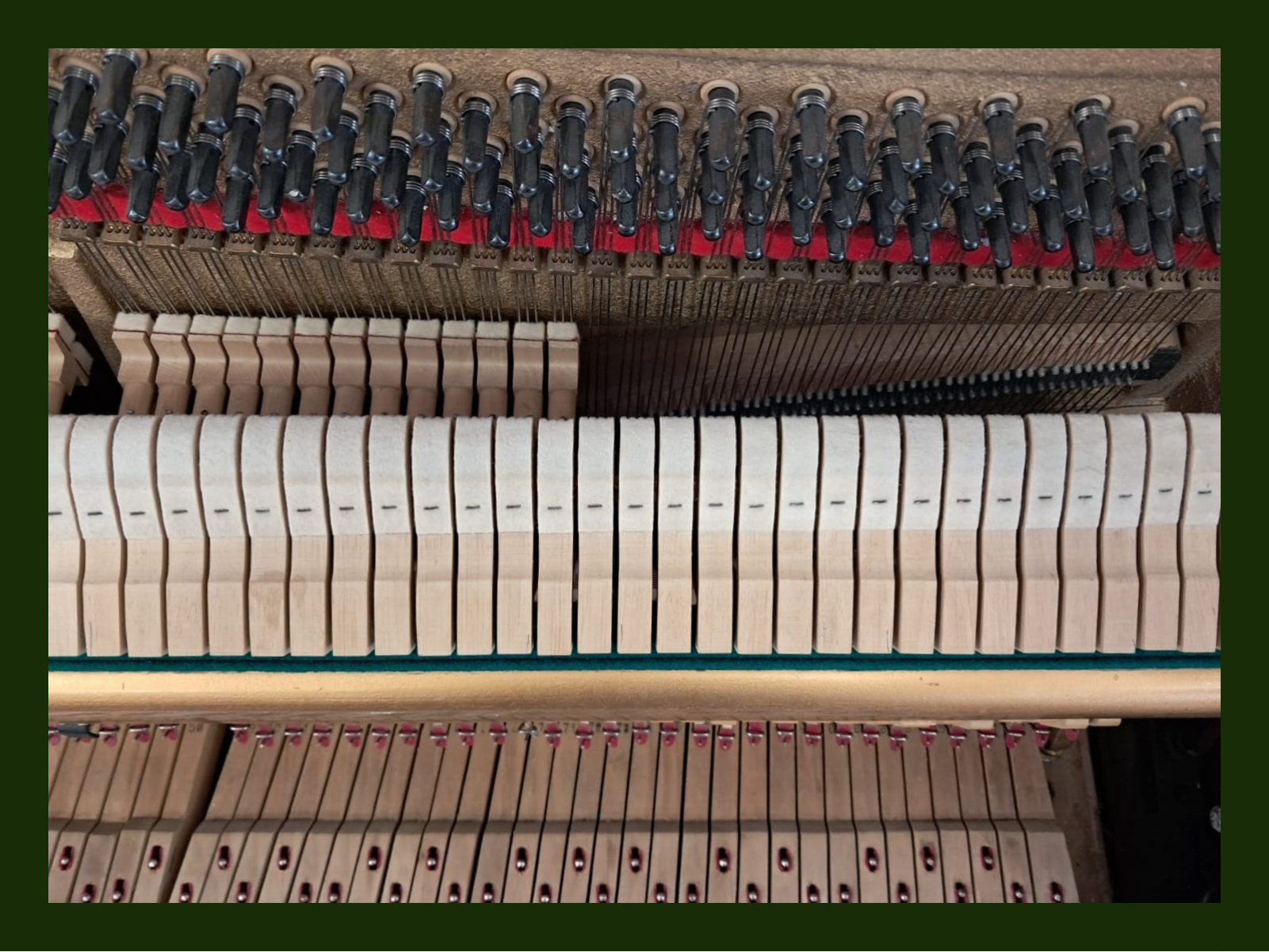 Mécanique, marteaux de piano droit Hellas - accord vente piano Dijon Bourgogne