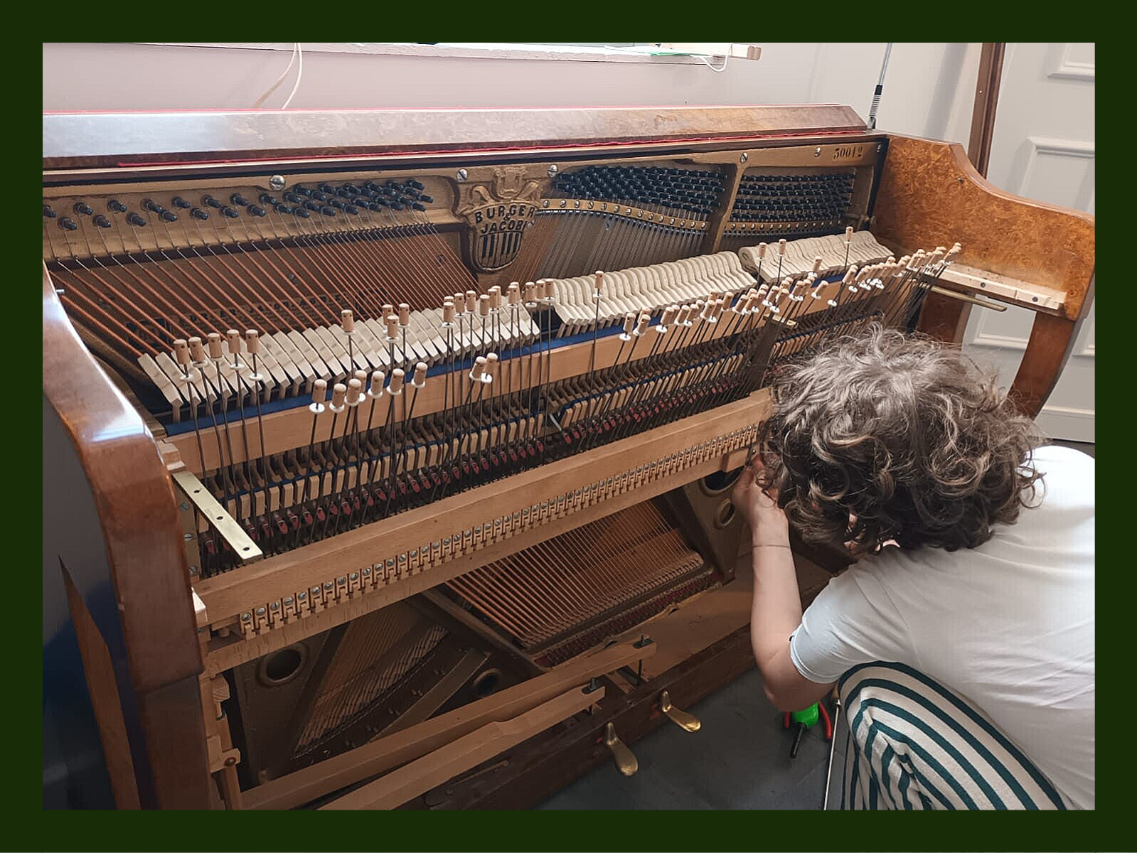 Juliette Belliard et Théau Loiselet travaillant sur une mécanique de piano droit Burger Jacobi - accord vente piano Dijon Chalon sur Saône Bourgogne