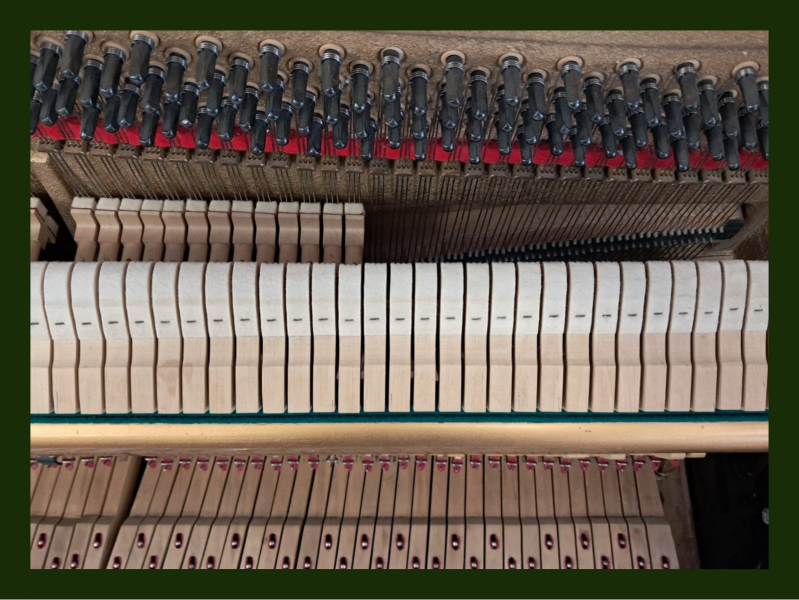 Mécanique, marteaux de piano droit Hellas - accordeur Dijon Bourgogne