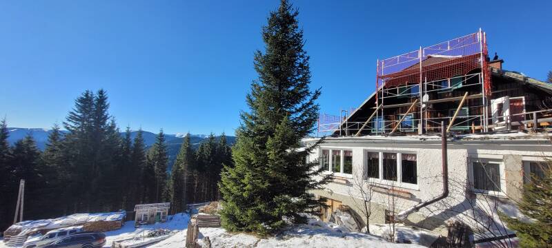 Das Gerüst steht rund um das Sattelhaus auf der Terenbachalm