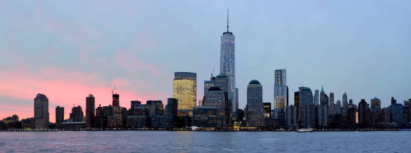 Panoramablick auf die New Yorker Skyline am Hudson River während des Sonnenuntergangs.