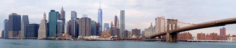 Blick auf die New Yorker Skyline mit der berühmten Brooklyn Bridge am Fluss. 