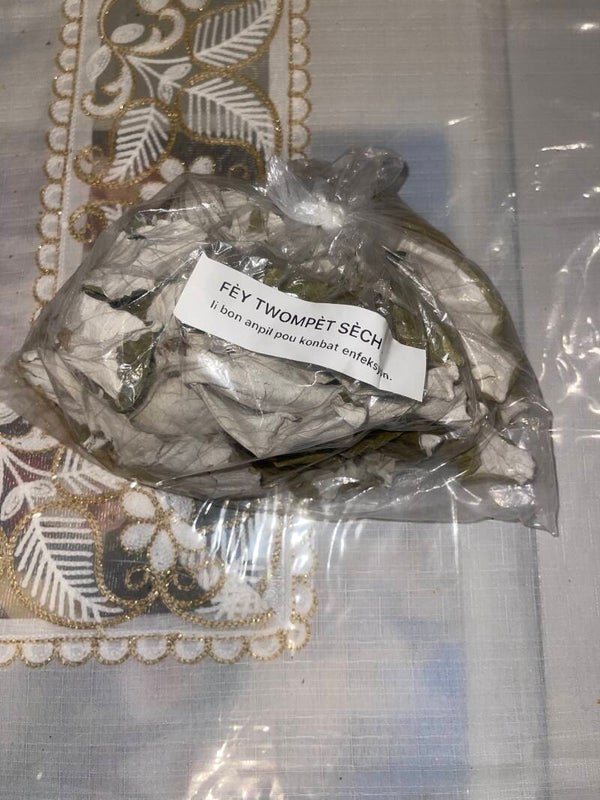 FÈY TWONPÈT SÈCH, FEUILLE TROMPETTE SECHEÉS , DRIED TROMPET LEAVES.