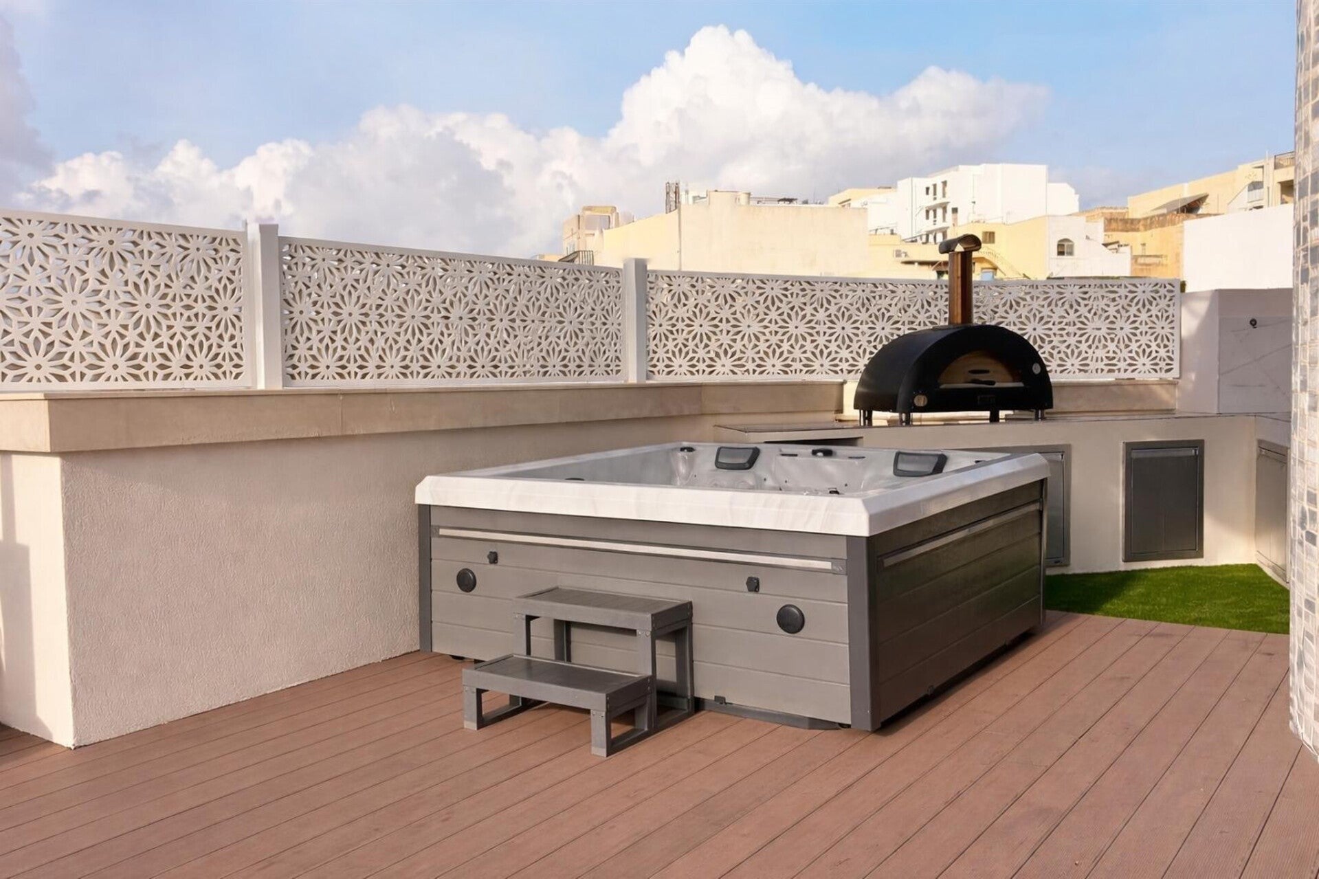 Decorative privacy screens for terraces and balconies in Malta